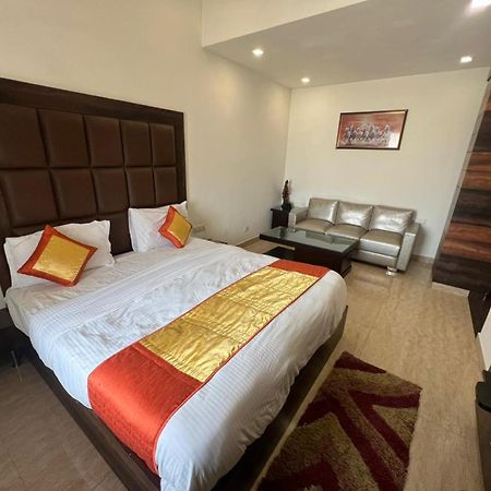 Hotel Royal Palace Hapur エクステリア 写真