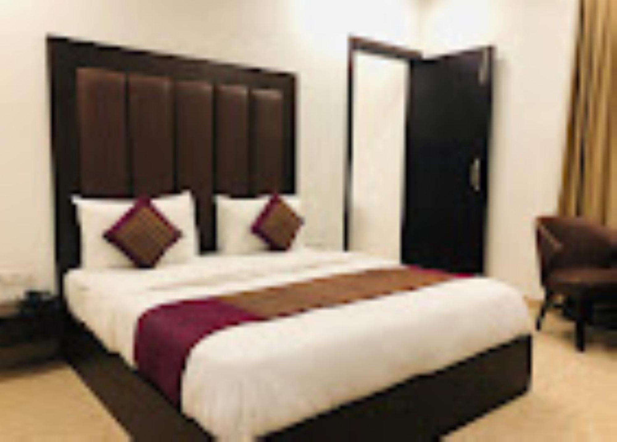 Hotel Royal Palace Hapur エクステリア 写真