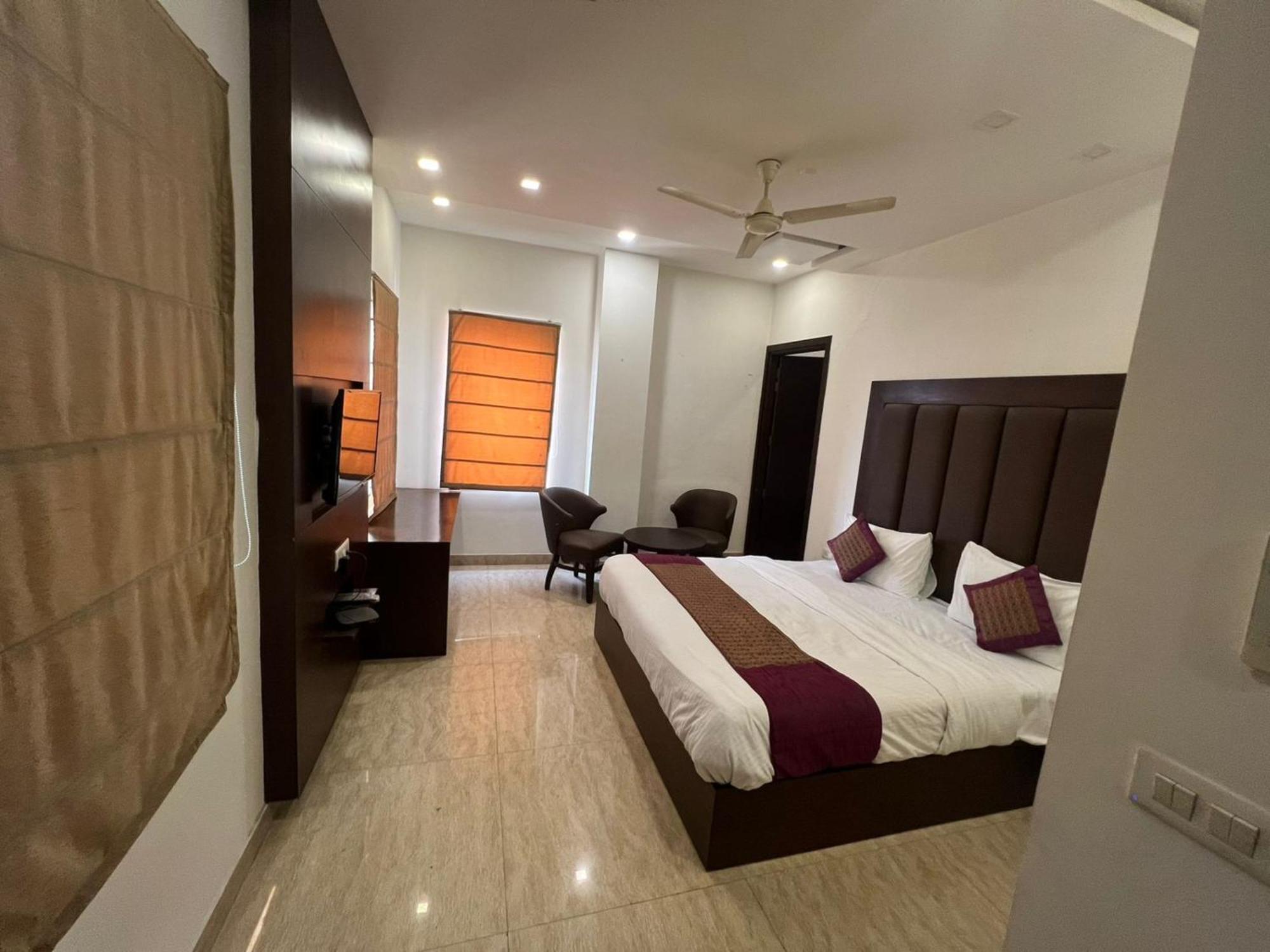 Hotel Royal Palace Hapur エクステリア 写真