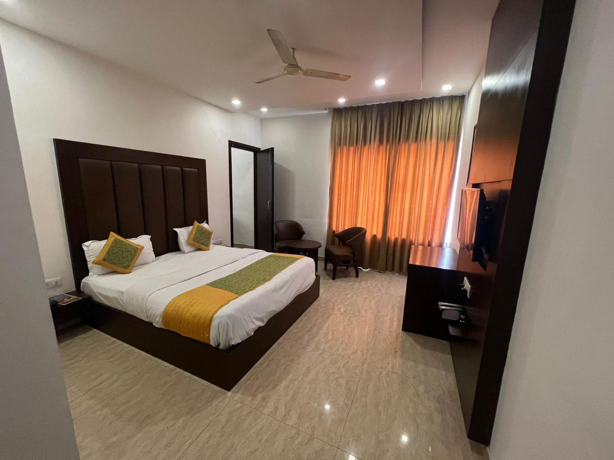 Hotel Royal Palace Hapur エクステリア 写真