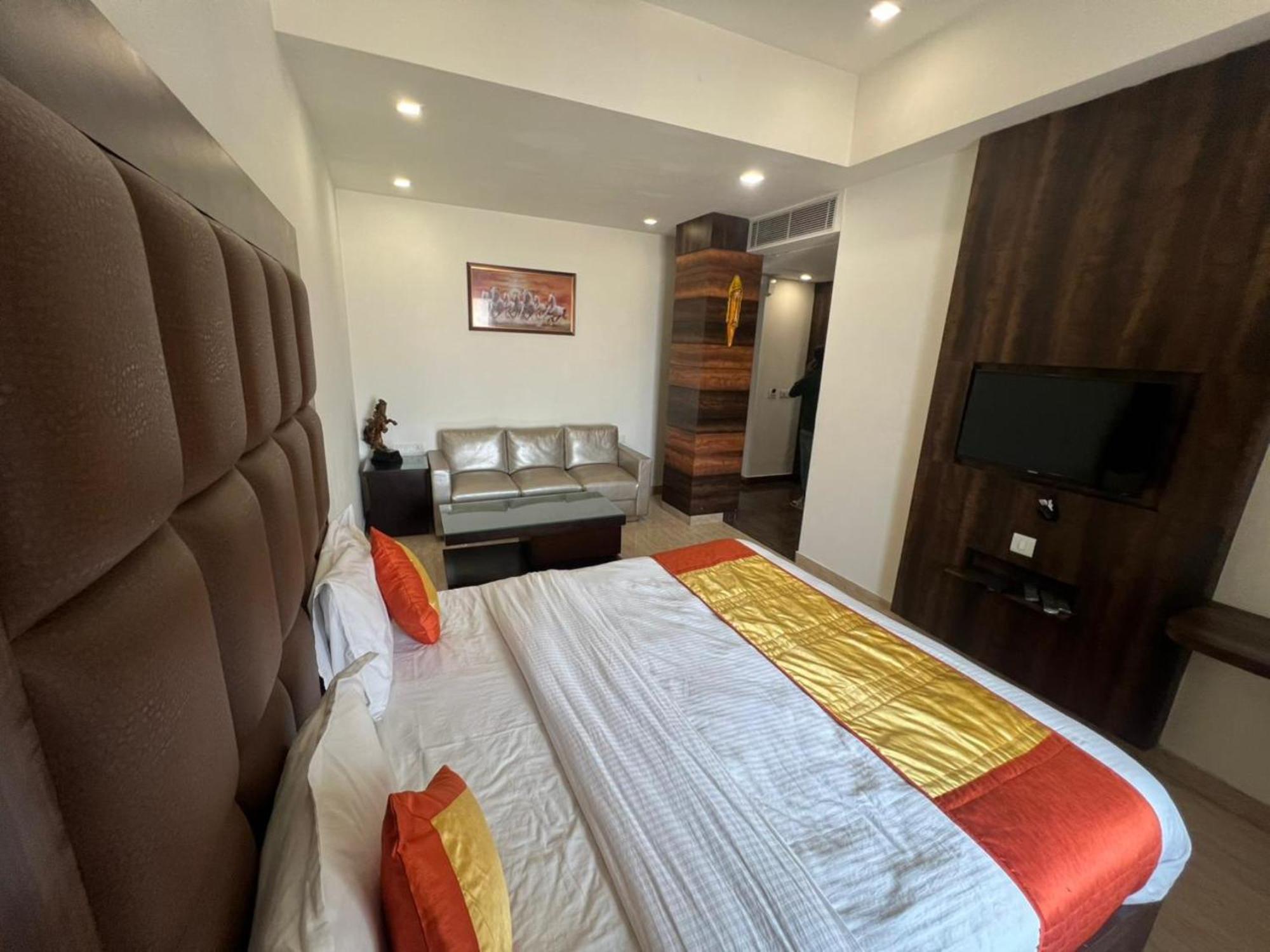 Hotel Royal Palace Hapur エクステリア 写真