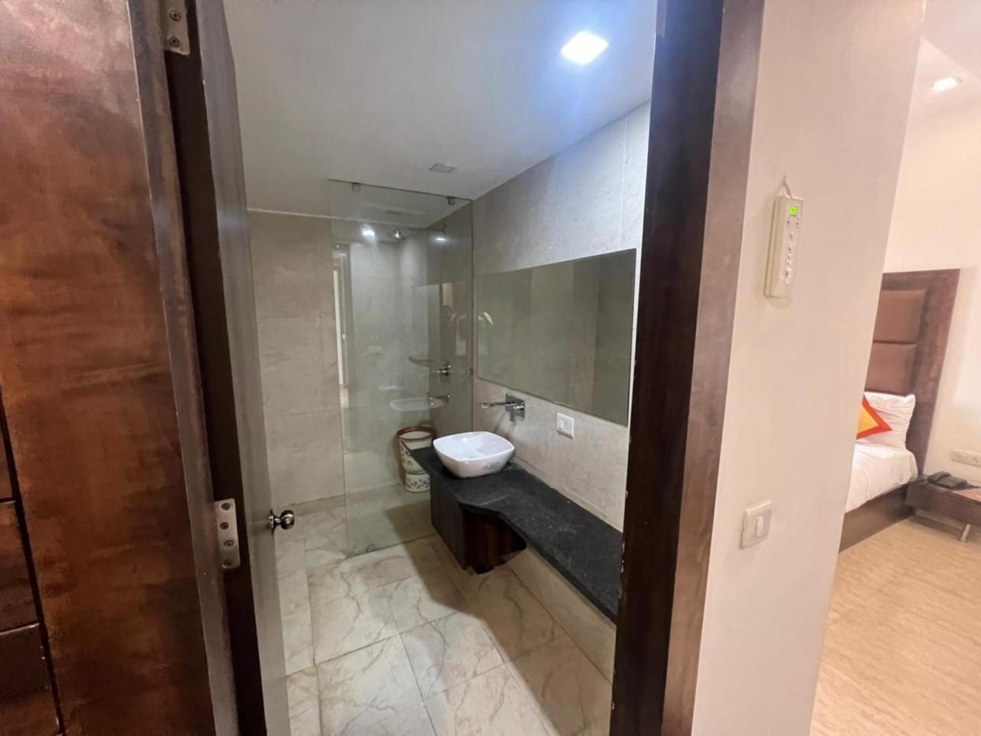 Hotel Royal Palace Hapur エクステリア 写真