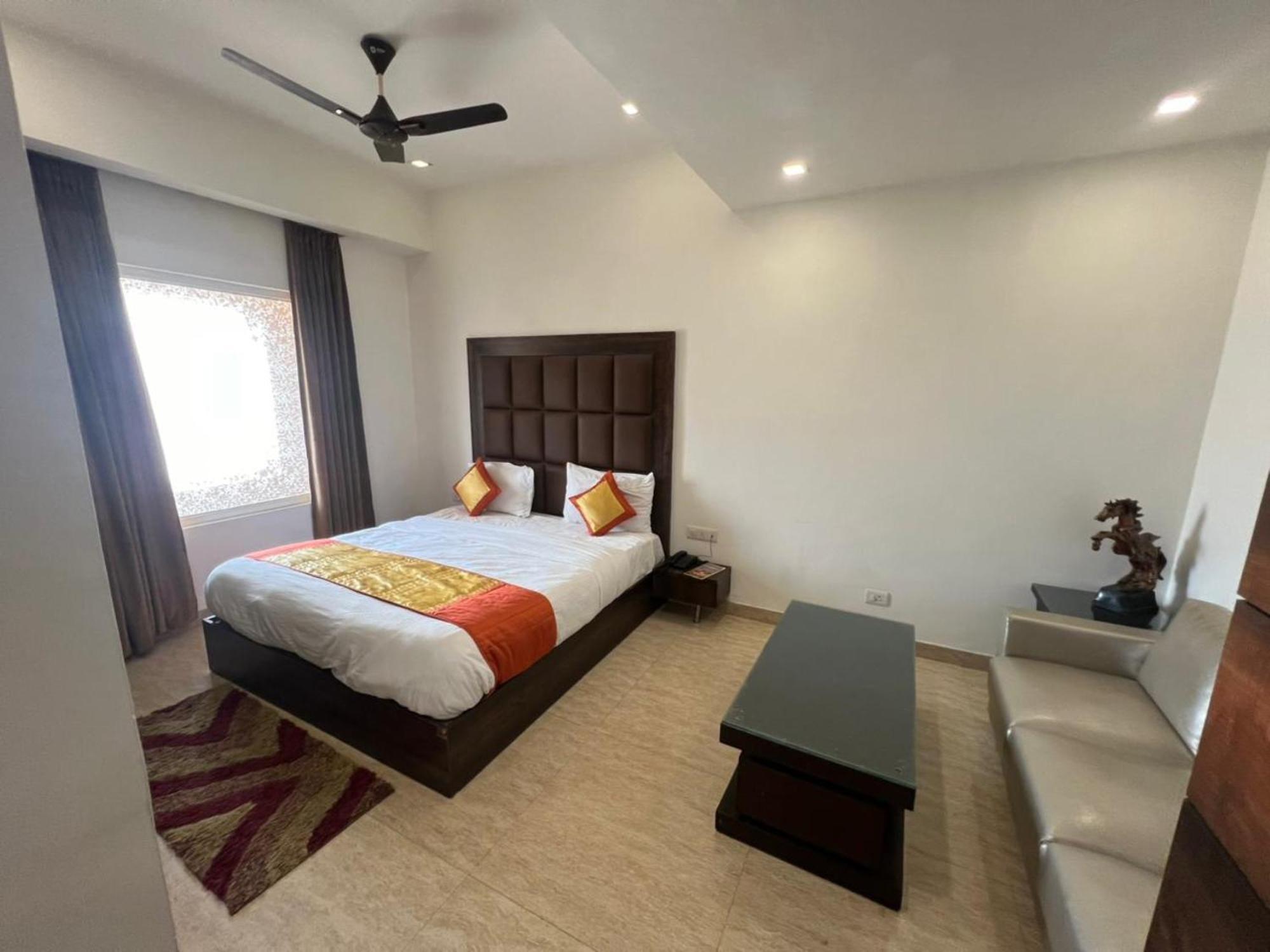 Hotel Royal Palace Hapur エクステリア 写真