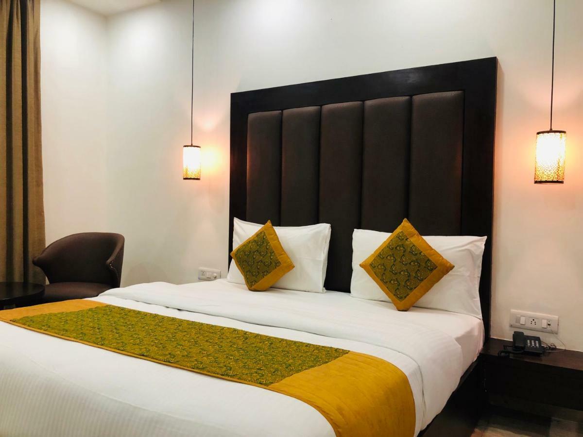 Hotel Royal Palace Hapur エクステリア 写真