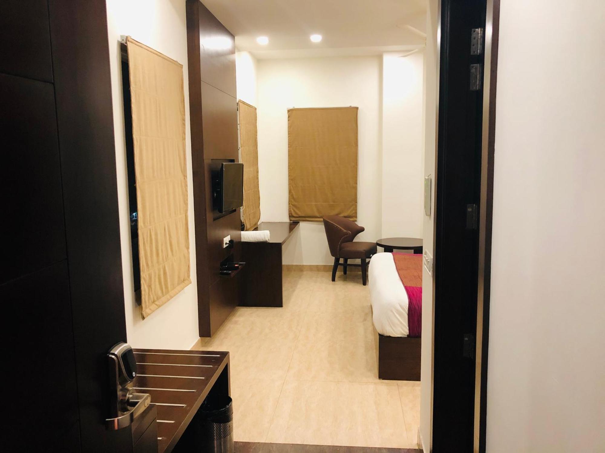 Hotel Royal Palace Hapur エクステリア 写真