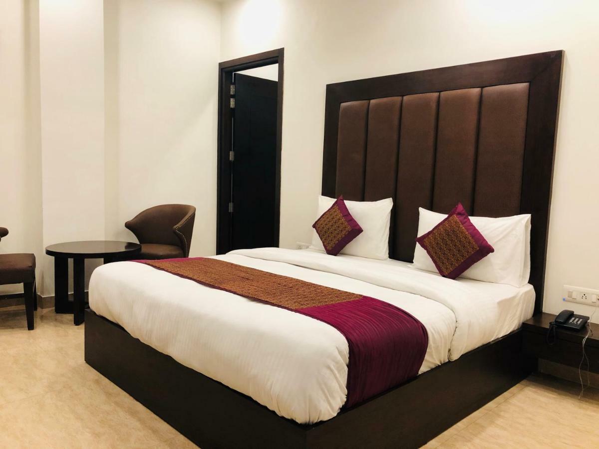 Hotel Royal Palace Hapur エクステリア 写真
