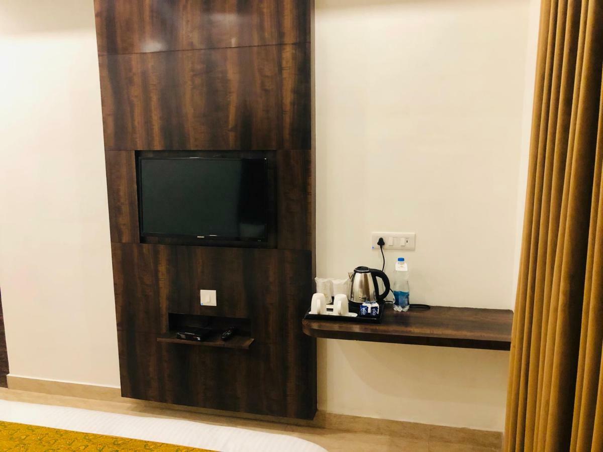 Hotel Royal Palace Hapur エクステリア 写真